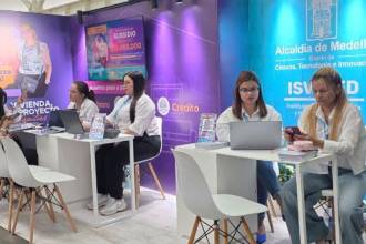 Además, se entregarán 30 cupos para acceder a un subsidio de la cuota inicial para compra de vivienda. FOTO: ALCALDÍA DE MEDELLÍN