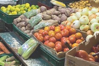 Negocios que se dedican a vender todo tipo de legumbres, frutas, tubérculos y hortalizas han notado el cambio en precios de la papa criolla y el mango. FOTO: ALEJANDRO ZAPATA