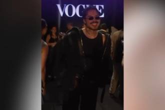 El paisa lució muy urbano, pero elegante en el evento. FOTO: @LAREDCARACOL