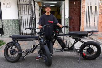 Mateo Bonolly González, creador de las bicicletas eléctricas a bajo costo en Medellín. FOTO: CORTESÍA ALCALDÍA DE MEDELLÍN