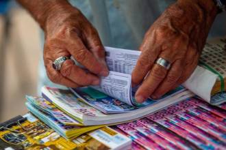 Venta de loterías en Medellín. FOTO: CAMILO SUÁREZ