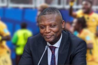 Kofi Iddie Adams, ministro de Deportes de Ghana. FOTO: TOMADA DE X @KOFI_SILICON1 Y SELECCIÓN DE GHANA (FONDO)