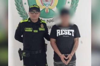 Tras presentarse ante las autoridades, al sujeto le hicieron efectiva la orden de captura que había en su contra. /FOTO: CORTESÍA