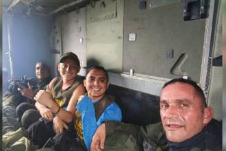 El hijo del cantante de música popular, Giovanny Ayala, volvió a abrazar a su familia después de 15 días de angustia. FOTO: MINISTERIO DE DEFENSA DE COLOMBIA