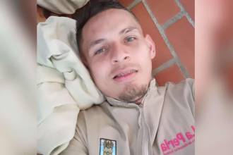 Él era Luis Gerardo Ballesteros Piñeros. En la imagen está con el uniforme de trabajo. /FOTO: REDES SOCIALES