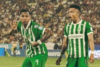 Alfredo Morelos (izq.) y William Tesillo (der.) celebran el triunfo ante Tolima. FOTO: INSTAGRAM @nacionaloficial
