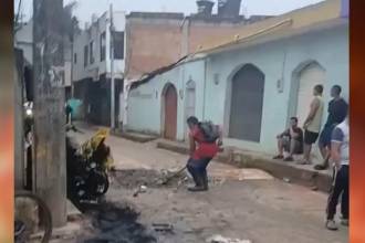 Ciudadanos limpiando las calles después de los bloqueos y la quema de llantas. FOTO: CAPTURA DE VIDEO