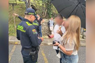 Todo el día la Policía ha estado brindando acompañamiento en los 457 puestos de votación dispuestos en el Valle de Aburrá. FOTO: JULIO CÉSAR HERRERA
