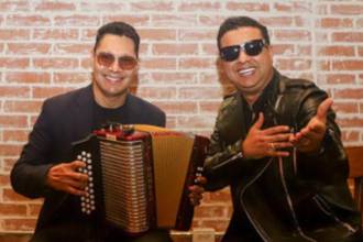 Rafael Santos y su actual fórmulaacordeonera, Jimmy Zambrano (der.). FOTO: INSTAGRAM @jimmyzambranooficial