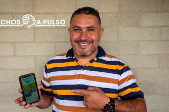 Heins exhibe con orgullo la aplicación con la que pretende impactar los locales comerciales de los barrios y los motorizados. /FOTOS: CARLOS VELÁSQUEZ