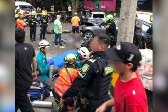 El choque dejó también una camioneta y 4 motocicletas afectadas, las cuales estaban parqueadas. /FOTO: DENUNCIAS ANTIOQUIA