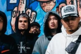 El futbolista del Liverpool, Luis Díaz (centro); el artista, Blessd (de gris), y el empresario Dímelo Jara (de gorra), compartieron en Barrio Antioquia, junto a otros conocidos. /FOTO: TOMADA DE LA CUENTA DE X @Juandavid31010·