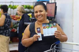 Los bonos podrán redimirse en establecimientos autorizados para la compra de alimentos de la canasta básica. FOTO: ALCALDÍA DE MEDELLÍN