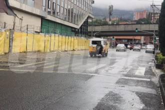 En este lugar estaba el vehículo y en su interior, dos hombres baleados. FOTO: LAURA ROSA JIMÉNEZ VALENCIA