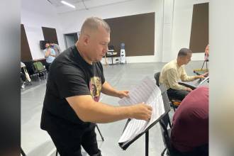 Renso Hincapié es el responsable de que cada uno de los músicos tenga al pelo las carpetas con las partituras. FOTO: JAIDER ESCOBAR