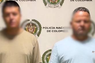 Estos son los dos hombres que fueron capturados por su presunta responsabilidad en el crimen del adulto mayor en Boston. FOTO: POLICÍA METROPOLITANA
