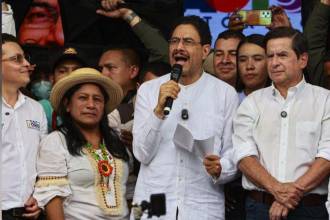 Durante la visita estuvo también Aida Quilcué (izq.), su fórmula vicepresidencial. FOTO: MANUEL SALDARRIAGA