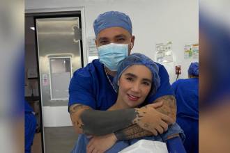 Los cantantes Jessi Uribe y Paola Jara en el hospital. FOTO: INSTAGRAM @jessiuribe3