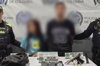 Las dos personas capturadas por los uniformados de la Policía. FOTO: POLICÍA METROPOLITANA