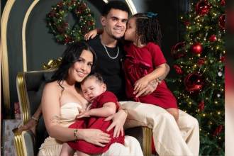 Luis Díaz, su esposa Geraldine Ponce y sus hijas Roma y Charlotte. FOTO: @LUISDIAZ19_