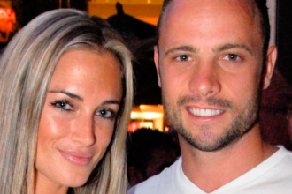 El atleta Oscar Pistorius junto a su novia la modelo Reeva Steenkamp antes de asesinarla. / FOTO: GOOGLE