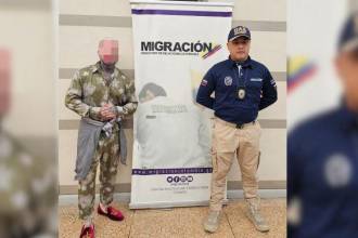 Estadounidense expulsado de Colombia luego de ser detenido en el aeropuerto José María Córdova. /FOTO: CORTESÍA MIGRACIÓN COLOMBIA