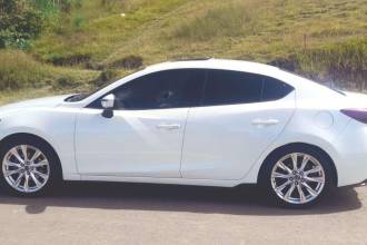 En este carro, con placas de Bogotá, se movilizaba un hombre que fue baleado cuando viajaba por la vía El Carmen de Viboral - El Santuario. /FOTO: CORTESÍA