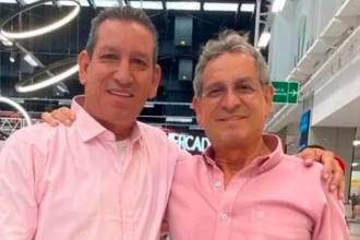 Hernán Gómez (izq) acompañado de su hermano fallecido Darío Gómez (der). /FOTO: REDES SOCIALES