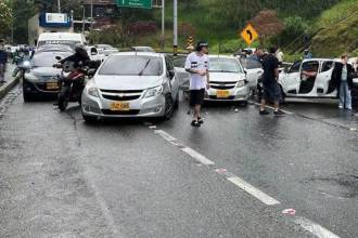 El accidente habría sido generado por un vehículo que perdió el control. FOTO: TOMADA DE FACEBOOK DENUNCIAS, MOVILIDAD Y NOVEDADES CALDAS