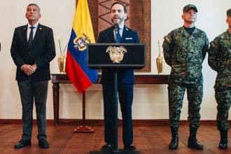 Abelardo de la Espriella (centro) presentó ante los colombianos la nueva cúpula miliar. FOTO: PRESIDENCIA DE LA REPÚBLICA