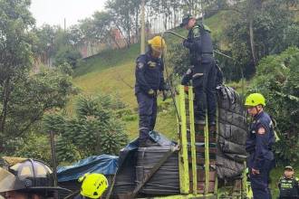 Bomberos de Itagüí atendieron el caso del polizón. FOTO: CORTESÍA