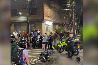 Uno de los presuntos ladrones murió en vía pública junto a la moto en que se movilizaba. FOTO: CORTESÍA