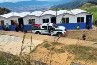 En esta escuela reciben clases 30 niños, desde preescolar hasta 11.°, en la modalidad de Escuela Nueva. Los salones están hechos de un material temporal y, según contaron, en invierno se mojan y en verano no aguantan el calor. FOTO: CORTESÍA