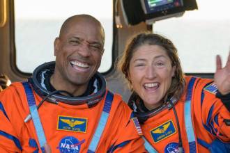Victor Glover y Christina Koch, astronautas de la NASA que hicieron parte de la misión Artemis II. FOTO: NASA