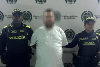 Uno de los hombres fue capturado con una pistola. FOTO: CORTESÍA POLICÍA METROPOLITANA