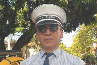 A don Uriel le gusta vestirse diferente para trabajar de lunes a viernes, además de cambiar cada día su kepi (gorra), de las que tiene 20. FOTO: FAISURY SÁNCHEZ