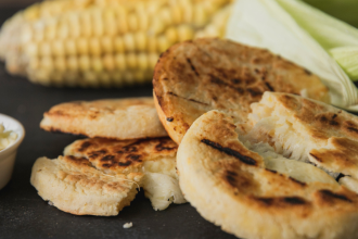 Se dice que solo en Colombia hay entre 40 y 40 variedades de arepa. / FOTO: CANVA.