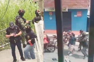 En la primera hay miembros de la Fuerza Pública en las escaleras donde murieron los 2 hombres el 16 de mayo. En la segunda, el momento en que fue capturado un hombre. FOTOS: CORTESÍA Y TOMA DE VIDEO