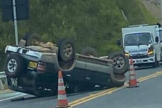 Una camioneta perdió el control y terminó volcada a un costado de la carretera. /FOTO: DENUNCIAS ANTIOQUIA