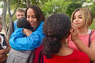 El momento en que Neivi se encontró con su hermana en el centro de Medellín. FOTO: ALCALDÍA DE MEDELLÍN