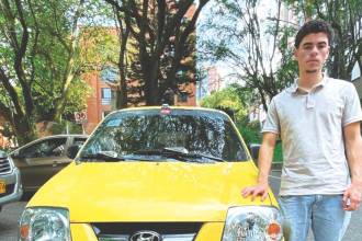 El antioqueño Luis Felipe Victoria Franco empezó a manejar taxi hace 3 años para ayudarse con sus gastos, pero a la par estudia pensando en trascender profesionalmente. FOTO: JAIDER ESCOBAR