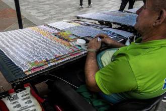 Venta de loterías y chances en el centro de Medellín. / FOTO: ARCHIVO – JAIME PÉREZ