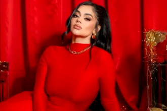 La influencer La Segura luciendo una pinta completamente roja. /FOTO: INSTAGRAM la_segura