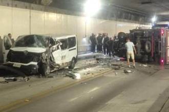 Así quedaron los vehículos dentro del Túnel de Oriente. FOTO: REDES SOCIALES
