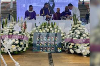 Homenaje póstumo a los 16 jóvenes del Liceo. FOTO: SINDY VALLE