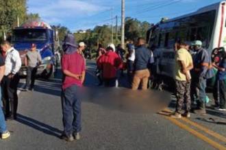 En el accidente estuvieron involucradas dos motocicletas, un bus y un camión. FOTO: FACEBOOK MEDELLÍN OSCURA