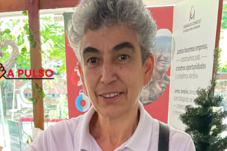 Margot Gómez Giraldo exhibe con orgullo los productos que comercializa. /FOTO: CARLOS VELÁSQUEz