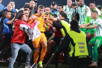 El partido terminó en tremenda furrusca. /FOTO: MANUEL SALDARRIAGA QUINTERO
