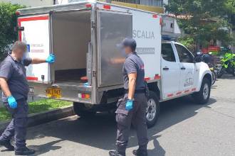 Agentes del CTI de la Fiscalía fueron los encargados de realizar la inspección técnica al cadáver en la clínica y llevarlo a Medicina Legal para los trámites correspondientes. FOTO: ARCHIVO - ANDRÉS OSORIO