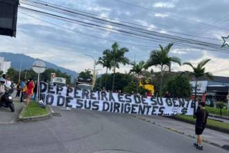 En las calles de Pereira, los hinchas salieron a protestar. Exigen respeto por el club y una solución inmediata. / FOTO: REDES SOCIALES @_SAMUELDUQUE